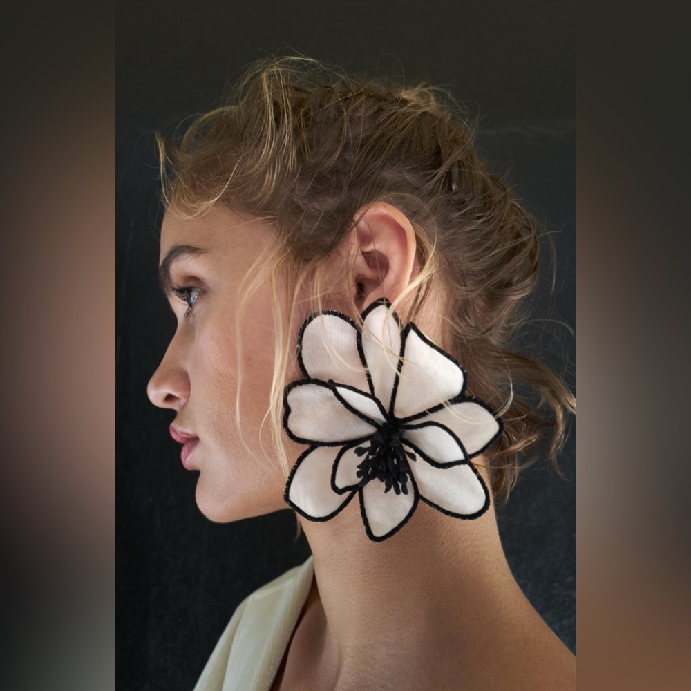 ZARA Authentic LARGE ECRU FLORAL EARRINGS NWT Lightweight Fabric - Picture 6 of 6